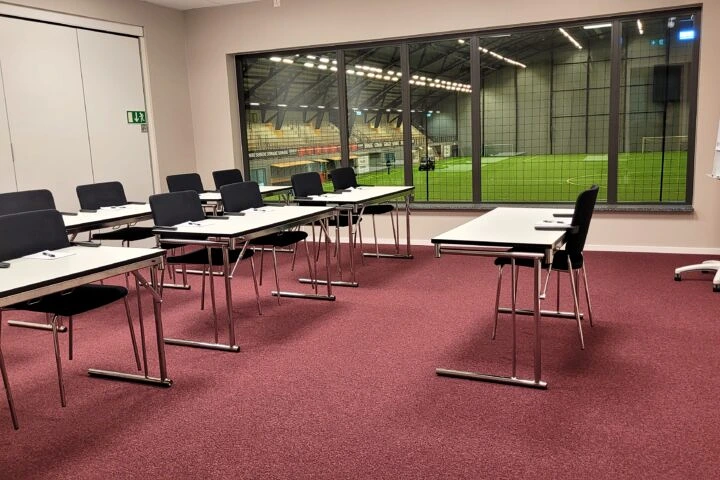 Konferensrummet Anfield med skolsittning och utsikt mot hallen